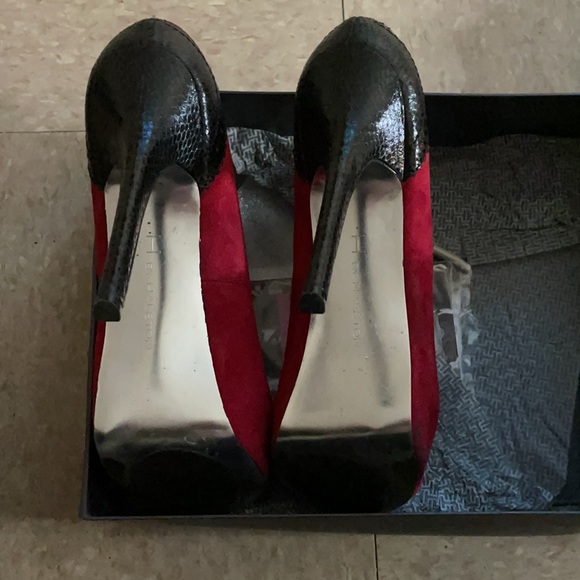 Brand New Soo Sexy Suede Red Pumps - Picture 2 of 2